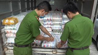 Lào Cai: Hàng nghìn sản phẩm thực phẩm không rõ nguồn gốc bị thu giữ
