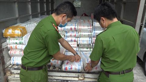 Lào Cai: Hàng nghìn sản phẩm thực phẩm không rõ nguồn gốc bị thu giữ