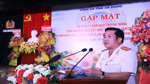 Đại tá Đinh Văn Nơi và dấu ấn 365 ngày trên chiếc “ ghế nóng” Đại tá Đinh Văn Nơi và dấu ấn 365 ngày trên chiếc “ ghế nóng”