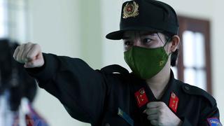 Những "bông hồng thép" trong màu áo lính