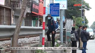 Nguy hiểm rình rập tại các điểm chờ xe buýt