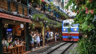 Du khách quốc tế giải mã sức hút của café đường tàu