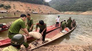 Vượt sông "cõng" vật liệu xây nhà cho bà con 