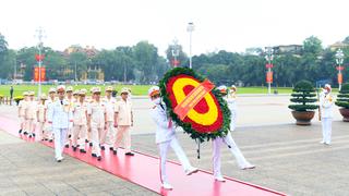 Đoàn đại biểu Bộ Công an vào Lăng viếng Chủ tịch Hồ Chí Minh