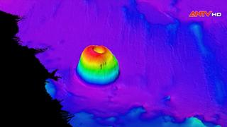 Núi lửa kỳ lạ cao gần 1.000m trồi lên ngoài khơi California, Mỹ