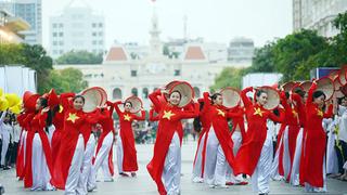 Hàng ngàn người tham gia diễu hành kỷ niệm Giải phóng miền Nam