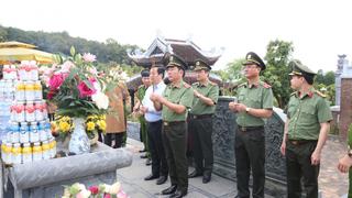 Thứ trưởng Trần Quốc Tỏ dâng hương tại Khu di tích Kim Liên