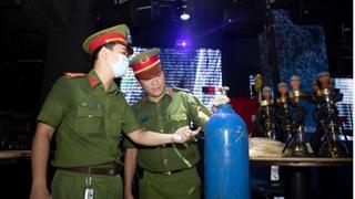Bên trong quán bar, beer club phố Bùi Viện lúc nửa đêm