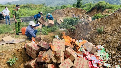 Lào Cai: Tiêu hủy gần 38000 gói cánh gia cầm không nguồn gốc