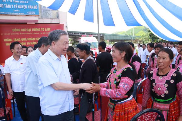 Đại tướng Tô Lâm thăm, tặng quà tại huyện biên giới Vân Hồ, Sơn La