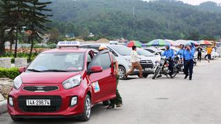 Chấn chỉnh tình trạng taxi dù "chặt chém" khách tại Bãi Cháy