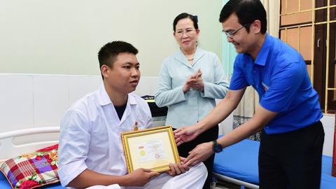 Trao Huy hiệu Tuổi trẻ dũng cảm cho Thượng sỹ Nguyễn Văn Sỹ cứu 6 người  mắc kẹt trong đám cháy