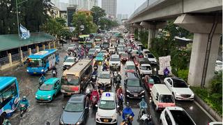 Nhiều tuyến phố Hà Nội ngập sâu sau mưa lớn