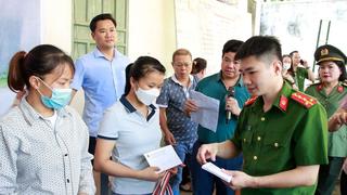 Công an TP.Lào Cai và tỉnh Bạc Liêu tặng quà các hộ nghèo