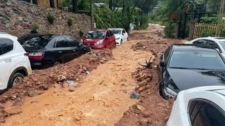 Hà Nội: Hàng chục ô tô bị mắc kẹt do đất đá vùi lấp