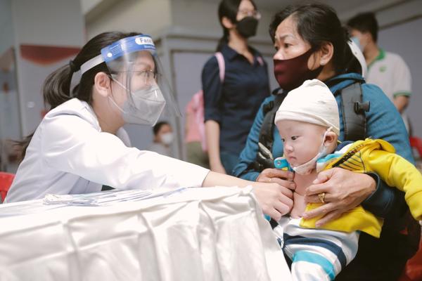 Khám sức khỏe miễn phí cho gần 300 trẻ sinh ra trong đại dịch